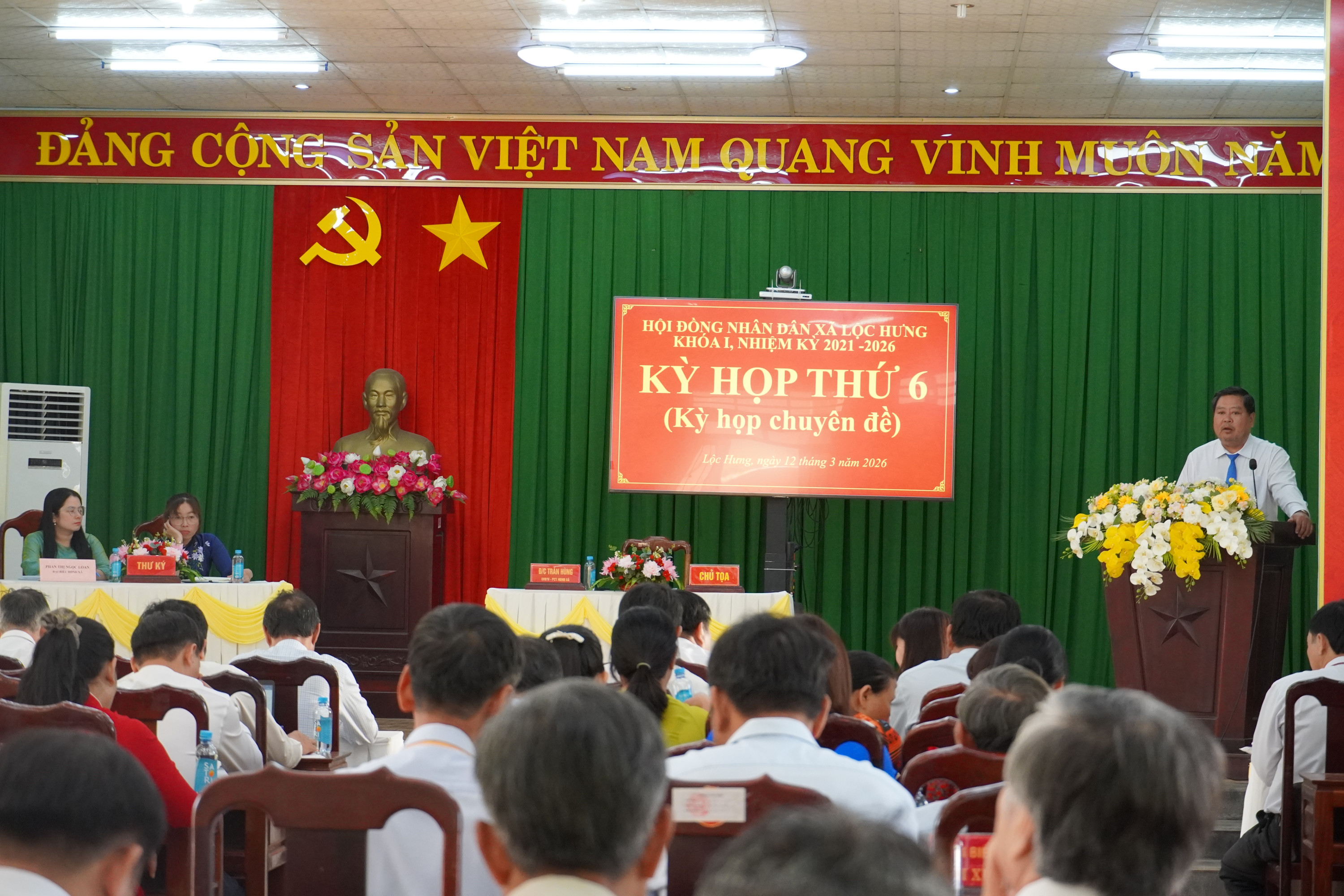 Ông Trần Hùng - PCT.HĐND xã chủ tọa kỳ họp phát biểu tại cuộc họp